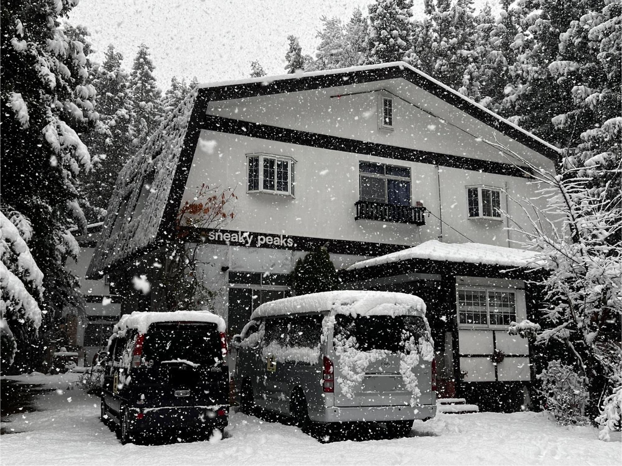 Sneaky Peaks Hotel Hakuba Exterior photo